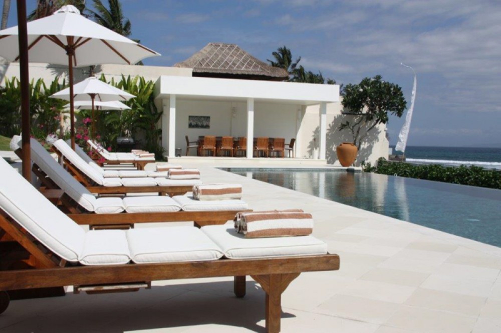 How To Rent Beachfront Villa Bali With A Low Price?
